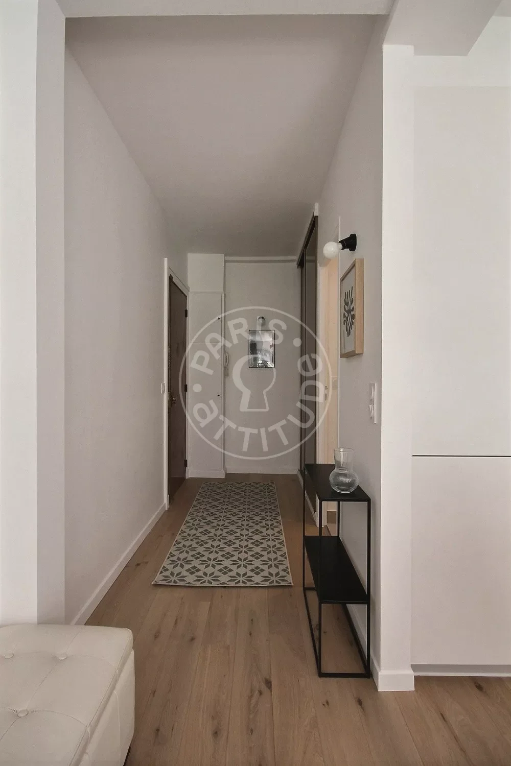 Flat Rue Rennequin in Paris
