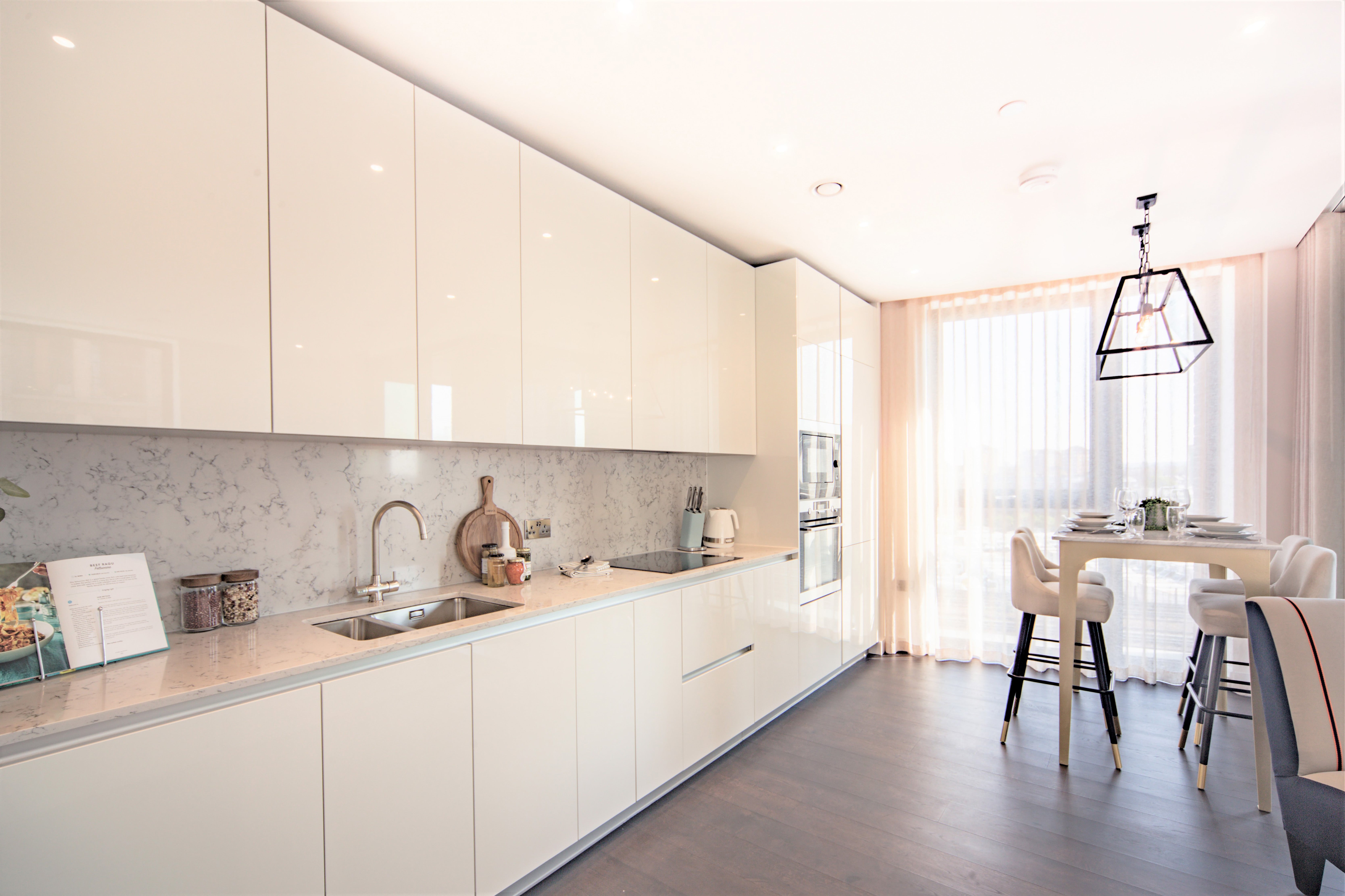 Flat Ponton Road in Greater London