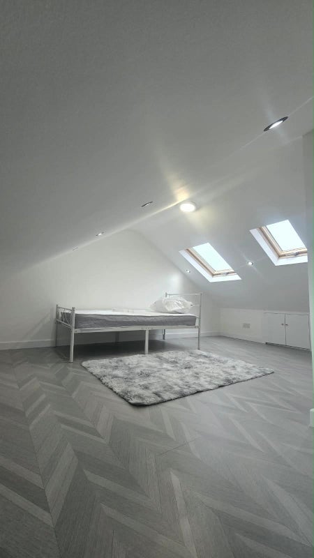 Room Gunning Street in Greater London