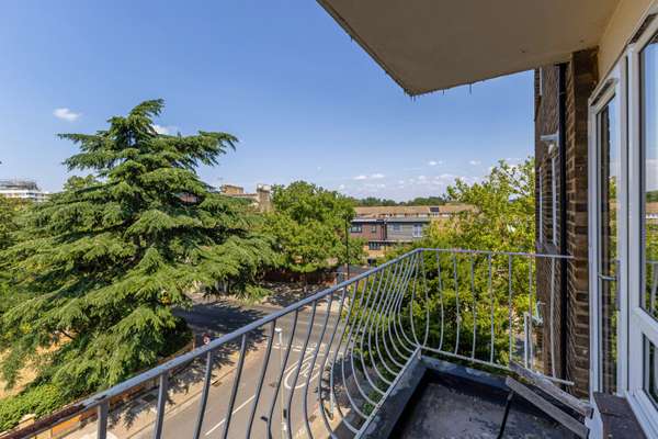 Flat Briar Walk in Greater London