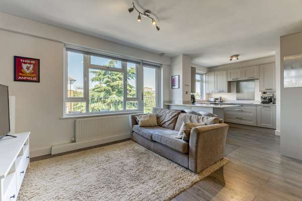Flat Briar Walk in Greater London