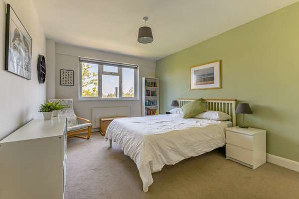 Flat Briar Walk in Greater London