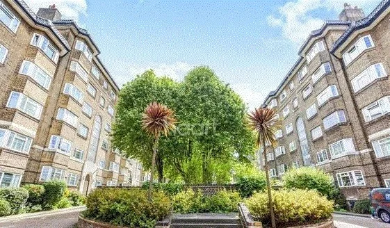 Room Manor Court in Greater London