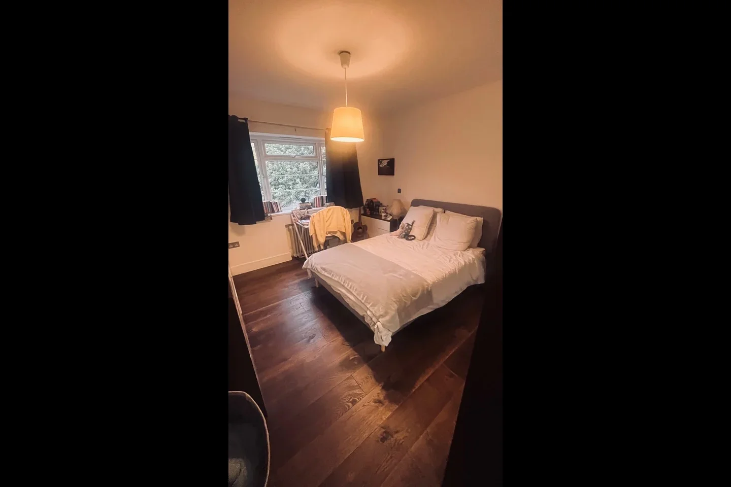 Room Manor Court in Greater London