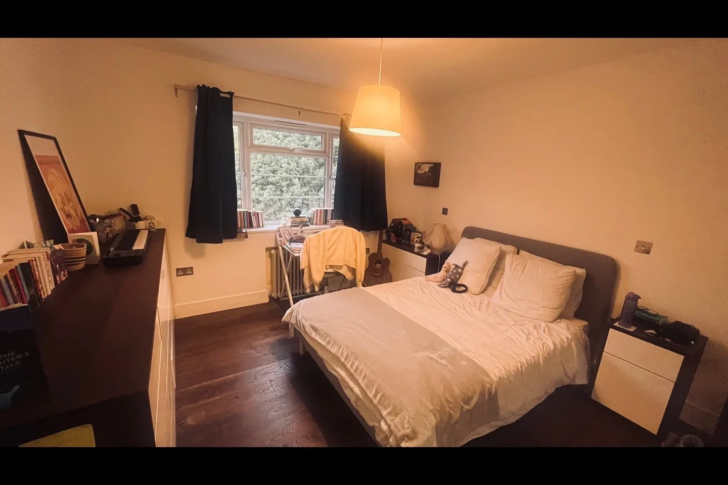 Room Manor Court in Greater London