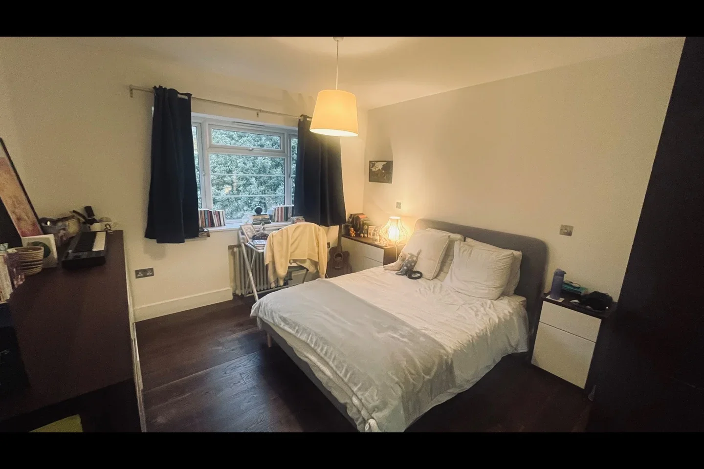 Room Manor Court in Greater London