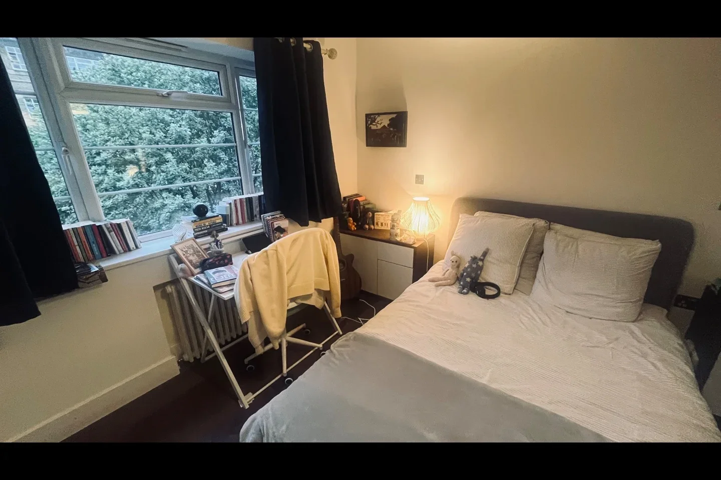Room Manor Court in Greater London