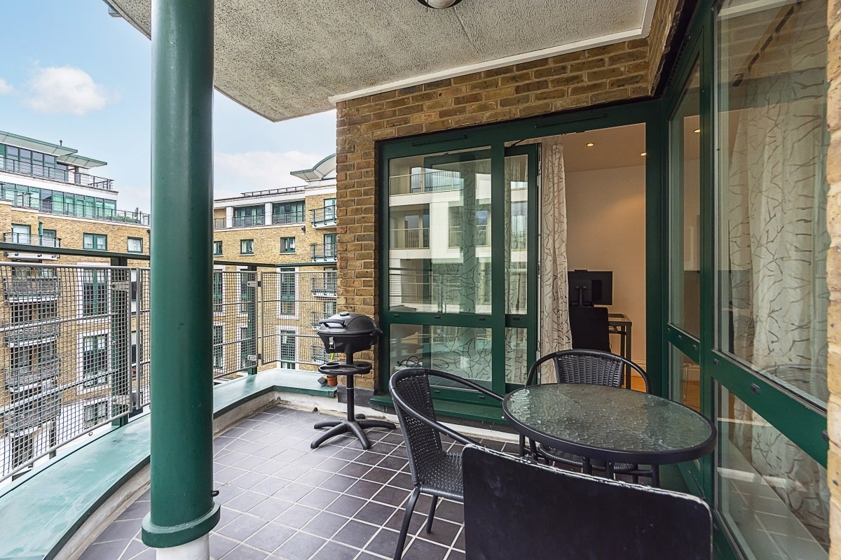 Flat Warwick Road in Greater London