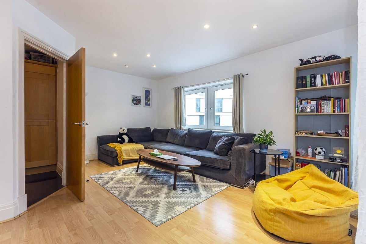 Flat Warwick Road in Greater London