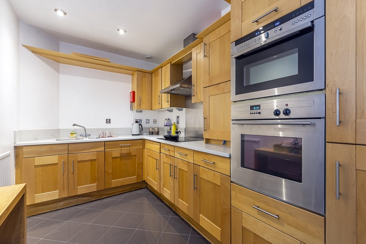 Flat Warwick Road in Greater London
