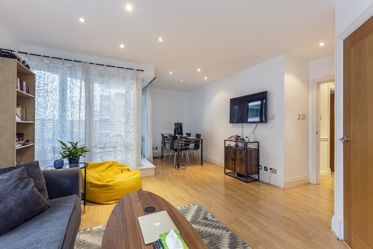 Flat Warwick Road in Greater London