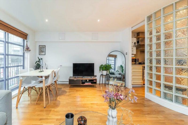 Room Quaker Street in Greater London