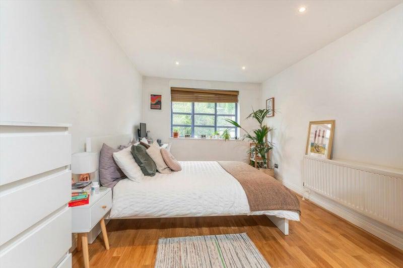 Room Quaker Street in Greater London