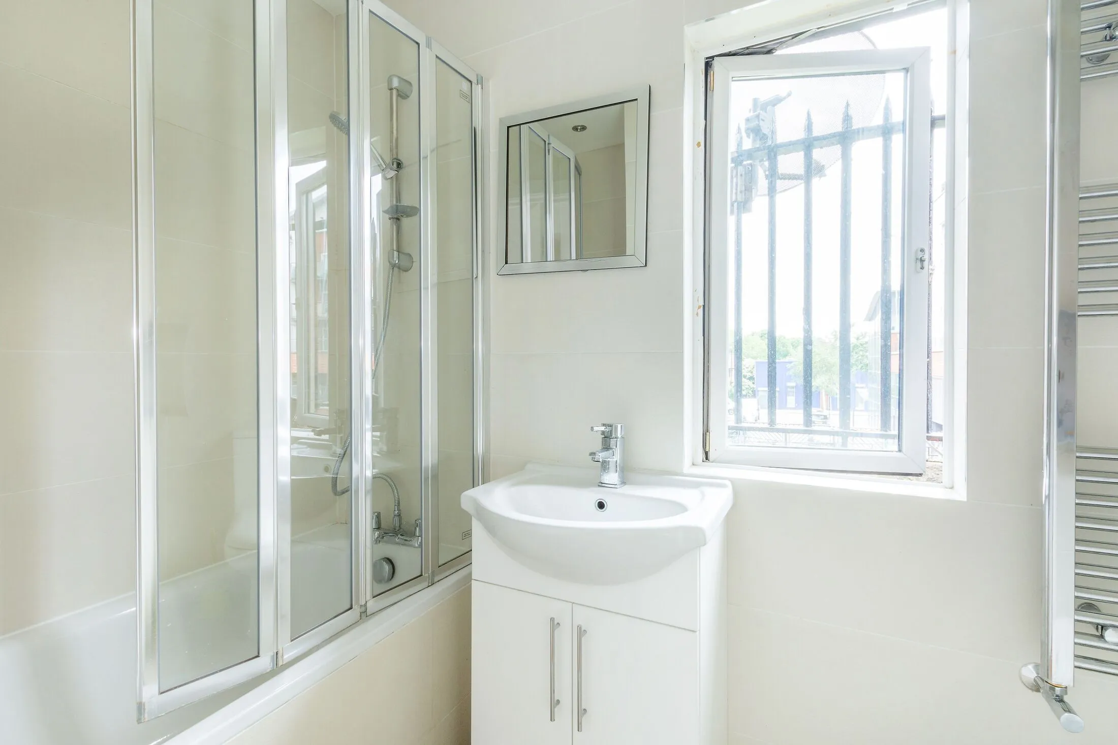 Flat Kensal Road in Greater London