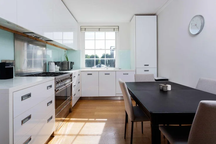 Flat Norland Square in Greater London