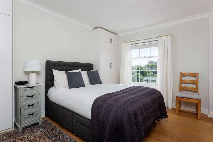 Flat Norland Square in Greater London