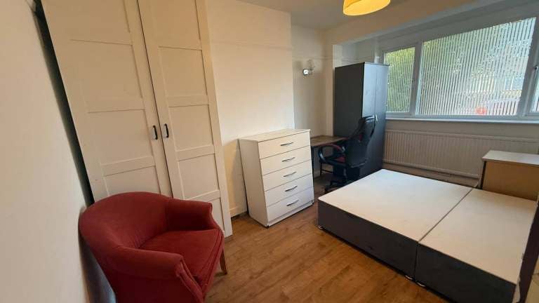 House Albemarle Gardens in Greater London