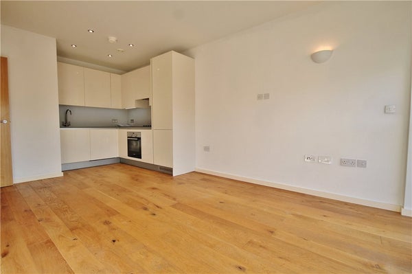 Flat Stafford Road in London