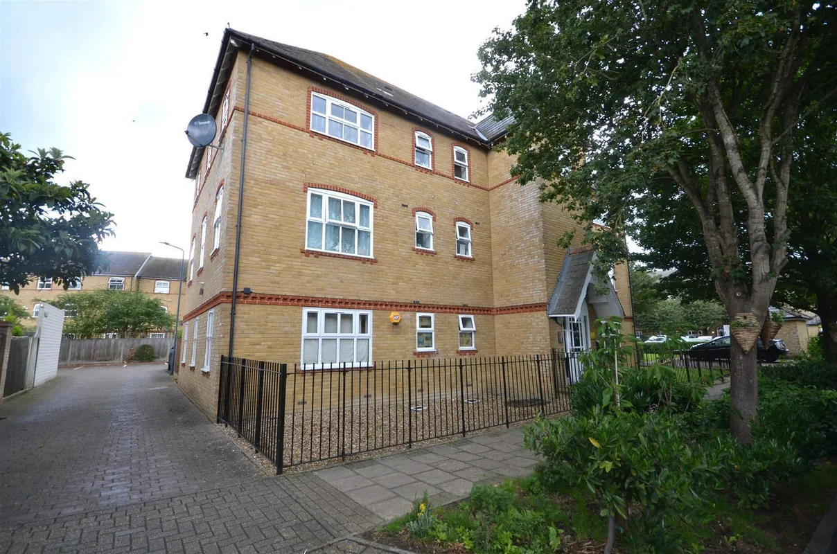 Flat Edison Drive in Greater London