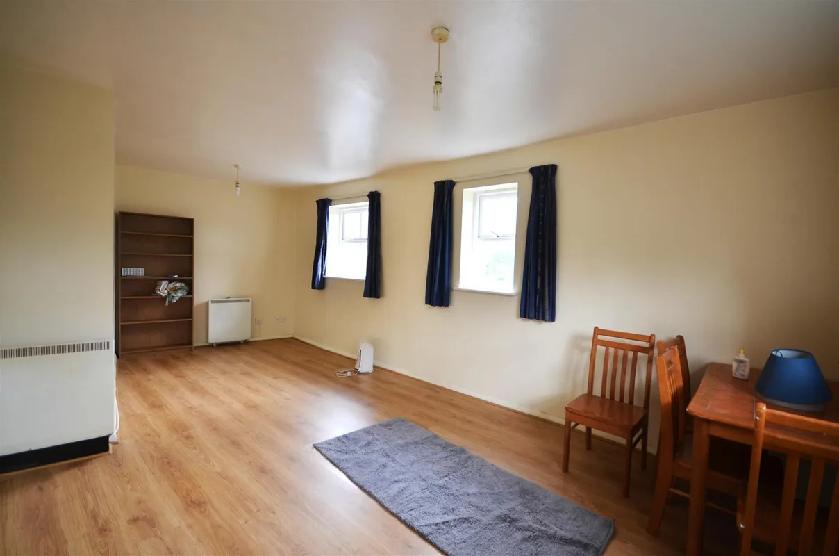 Flat Edison Drive in Greater London