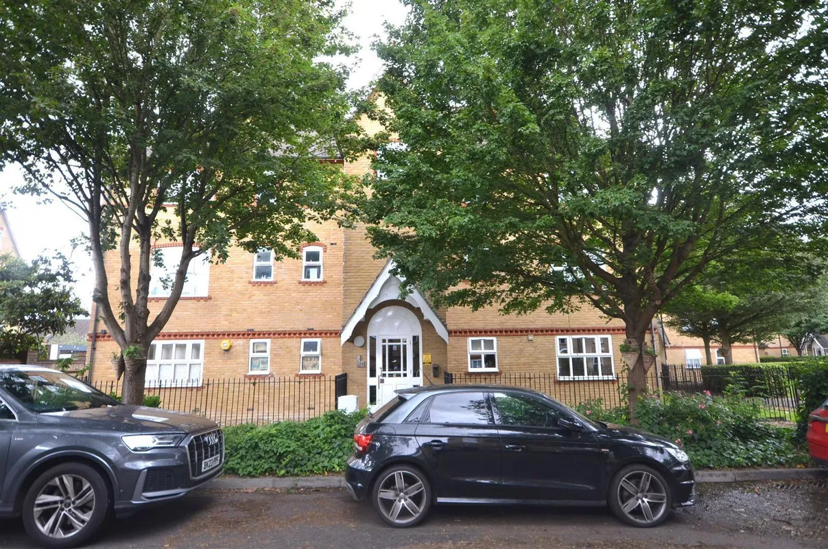 Flat Edison Drive in Greater London