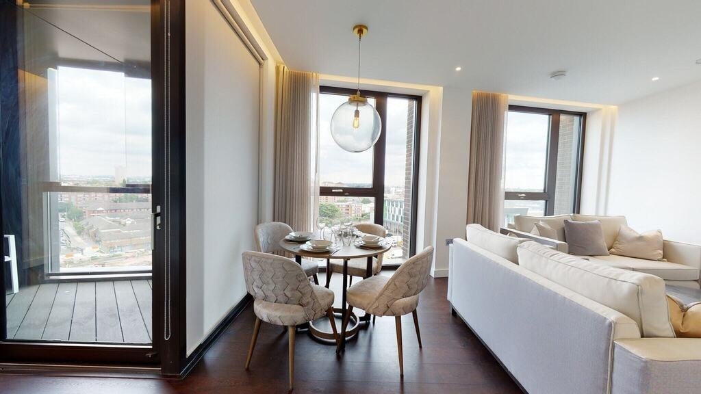 Flat Ponton Road in Greater London