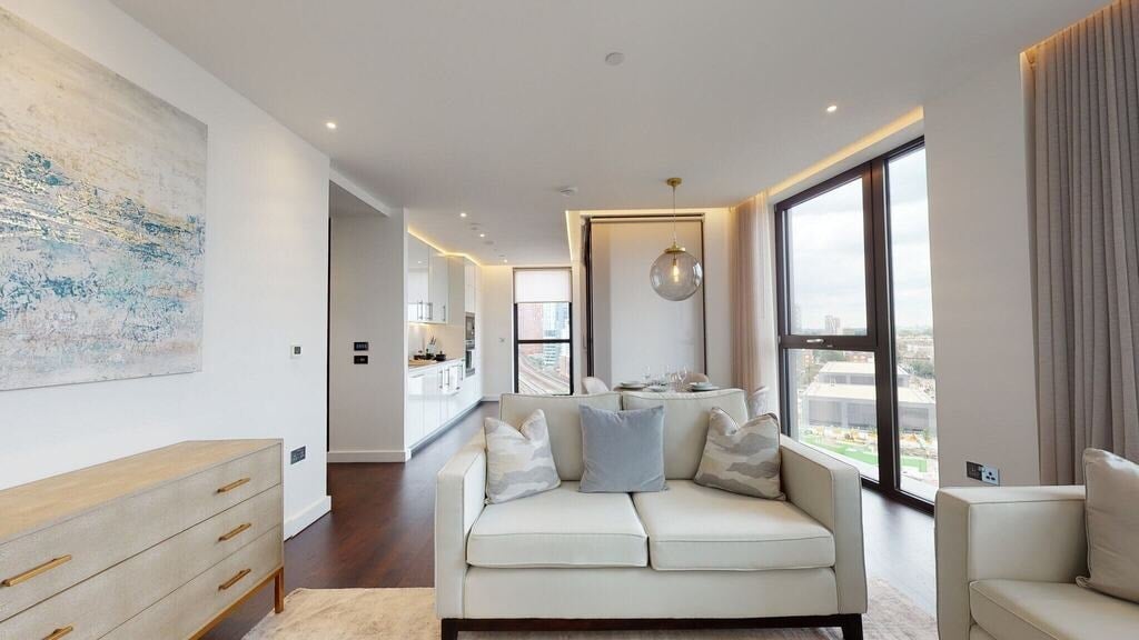 Flat Ponton Road in Greater London