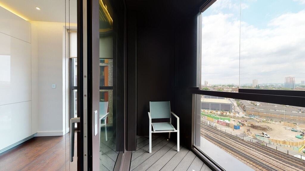 Flat Ponton Road in Greater London