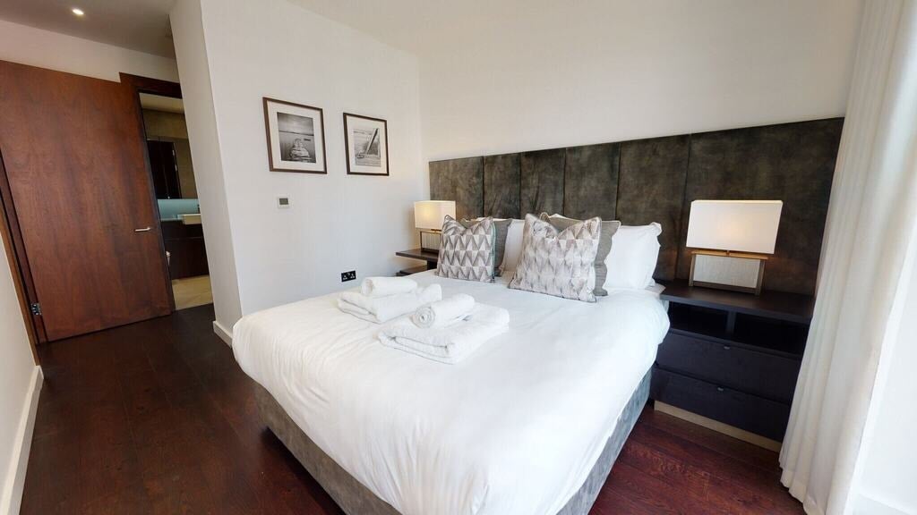 Flat Ponton Road in Greater London