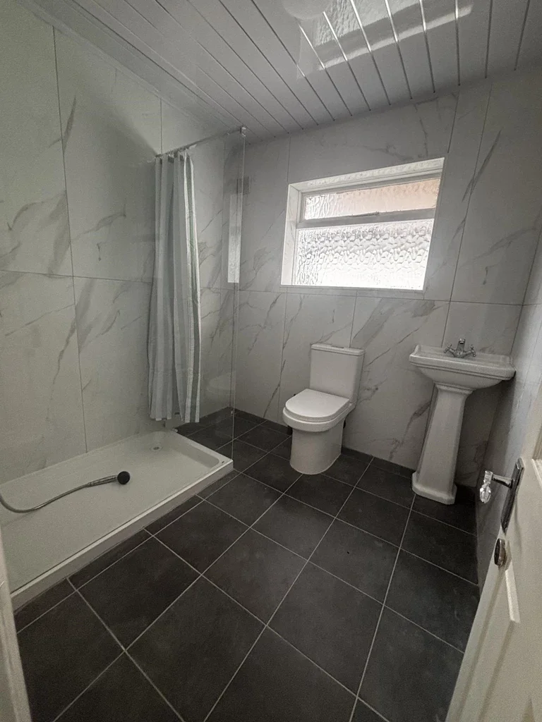 Room Rowsley Avenue in London