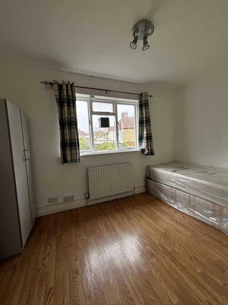 Room Rowsley Avenue in London