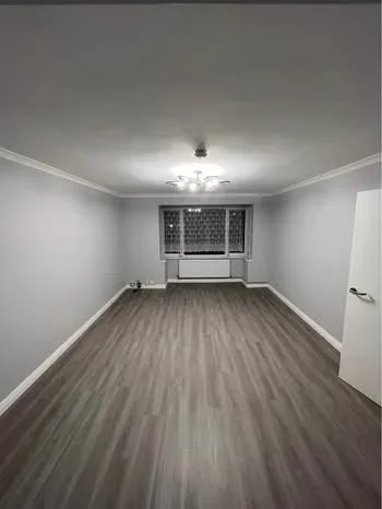 Flat Staines Road in Greater London