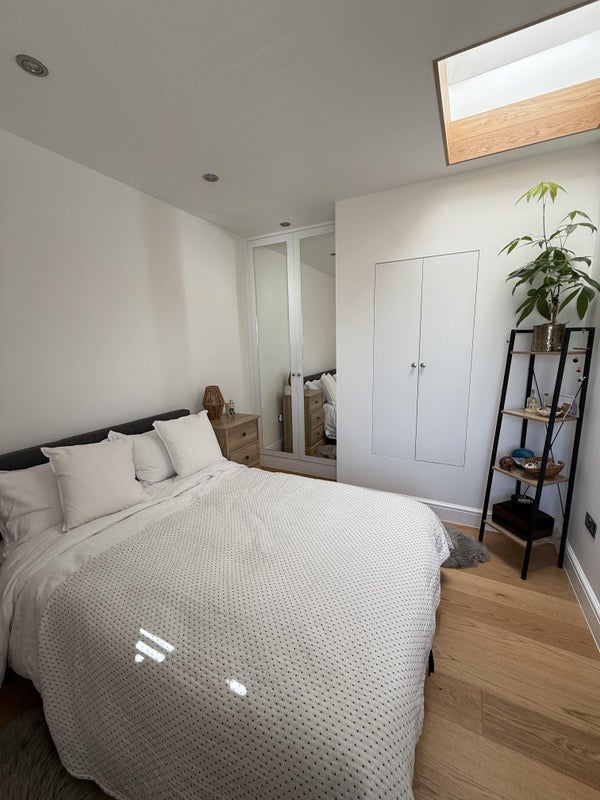 Room Battersea Park Road in Greater London