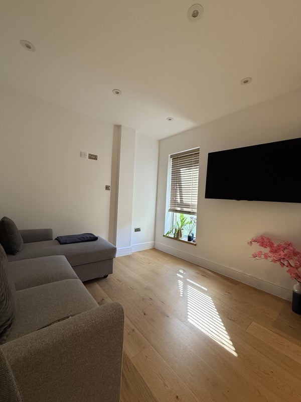 Room Battersea Park Road in Greater London