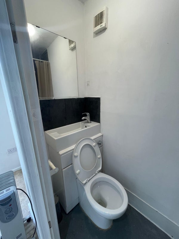Room Bennett Road in Greater London