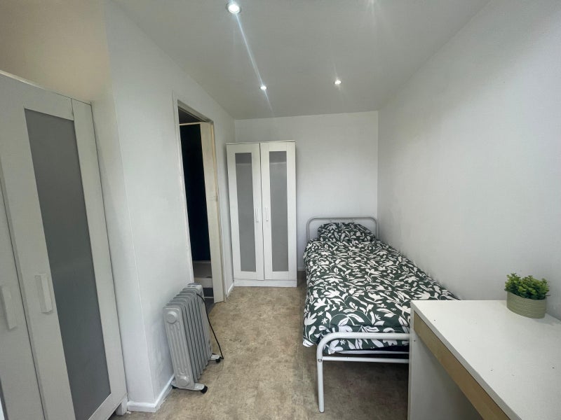 Room Bennett Road in Greater London