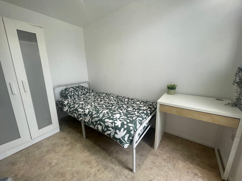 Room Bennett Road in Greater London