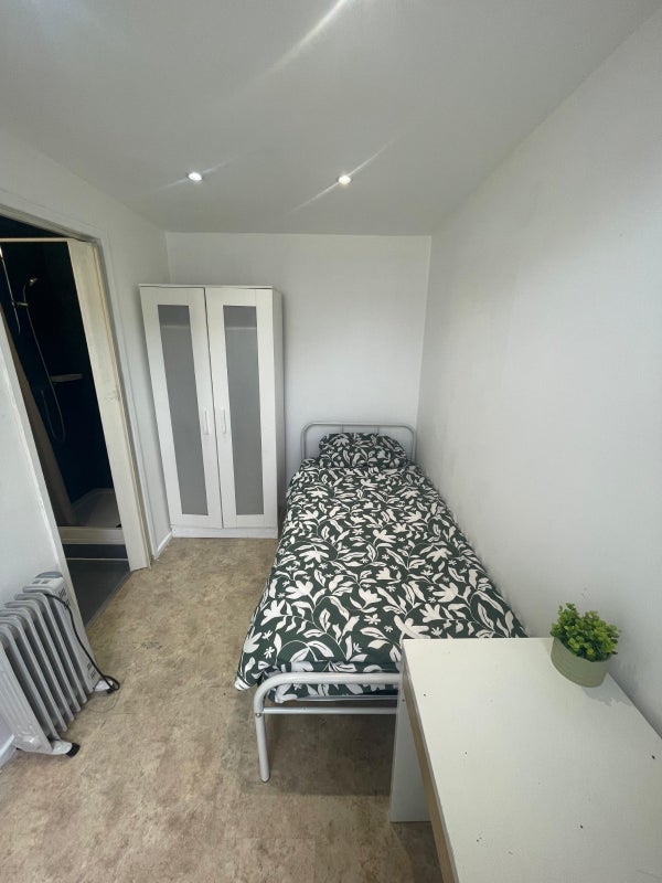 Room Bennett Road in Greater London