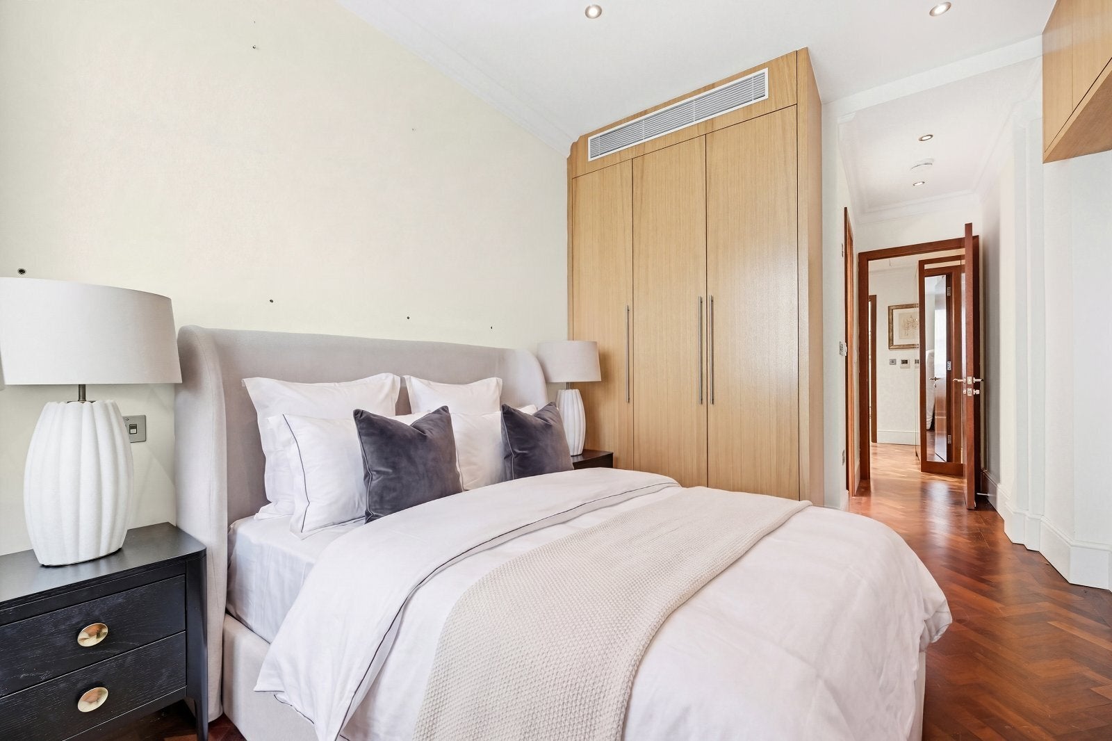 Flat Grosvenor Square in City of Westminster