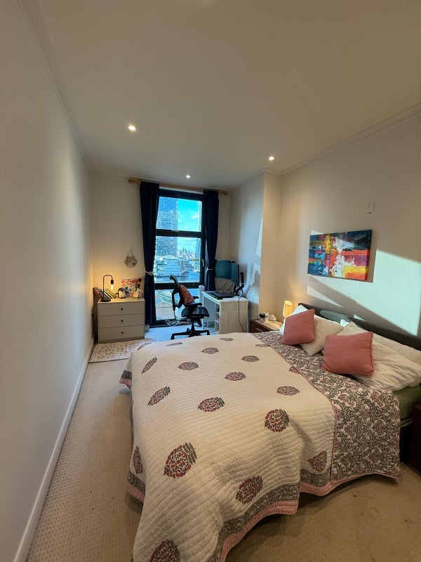Room South Quay Square in Greater London