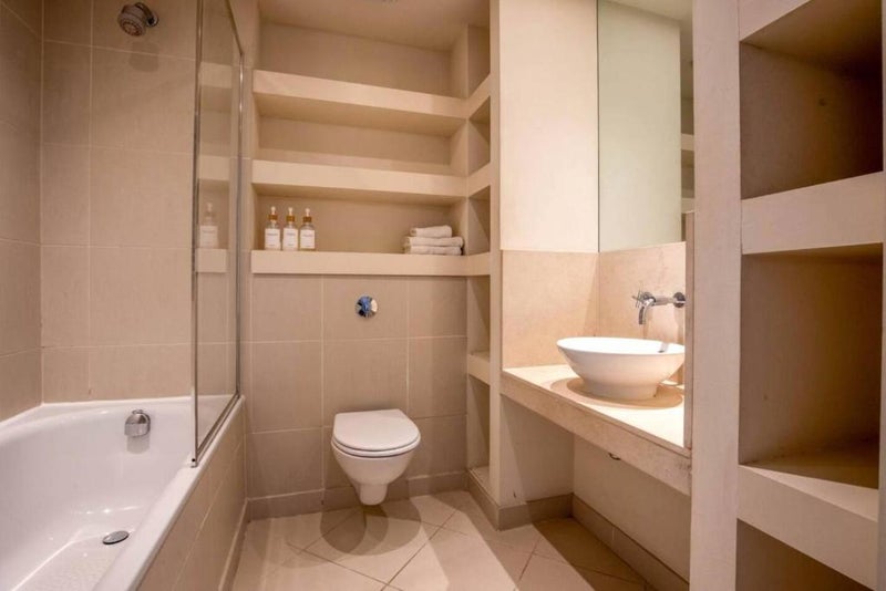 Room South Quay Square in Greater London