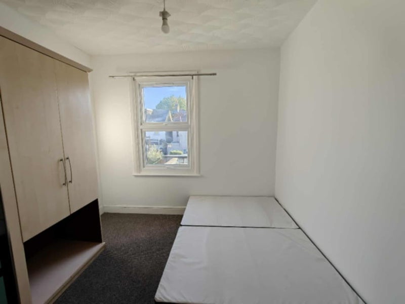 Room Macaulay Road in Greater London