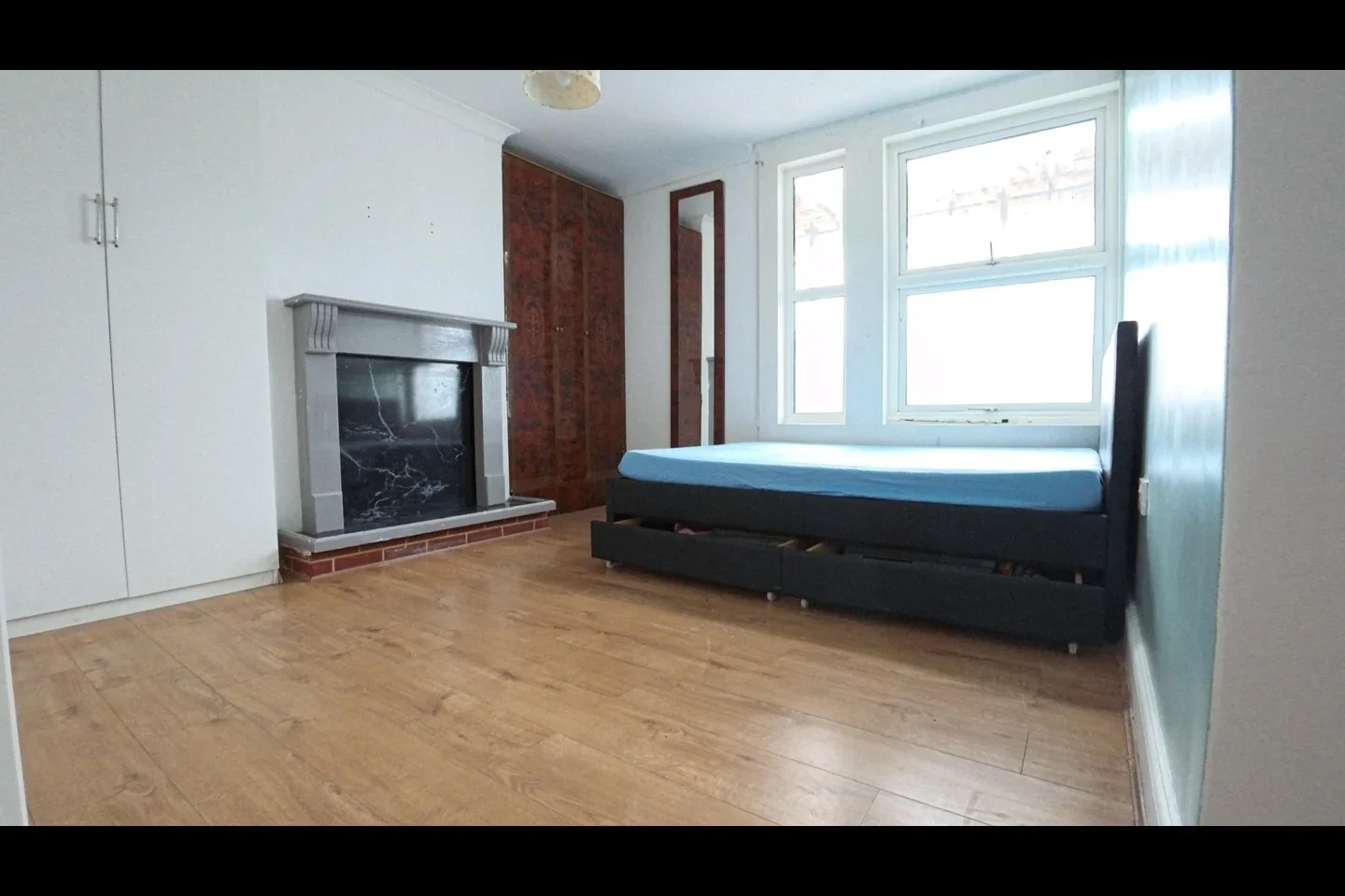 Room Oxlow Lane in Greater London