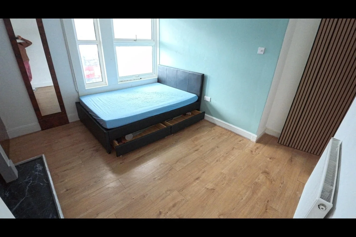 Room Oxlow Lane in Greater London