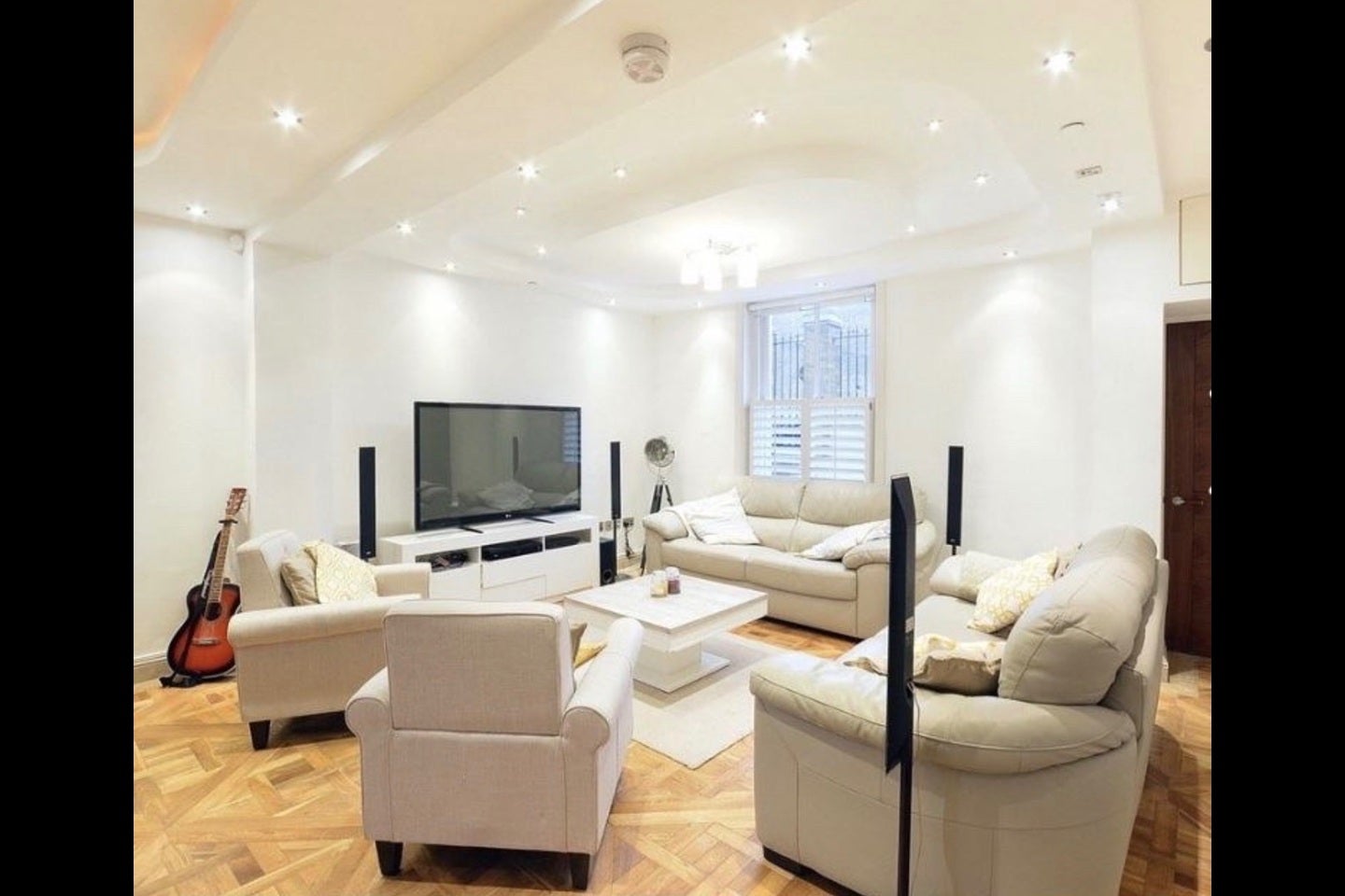 Room Cairns Road in Greater London
