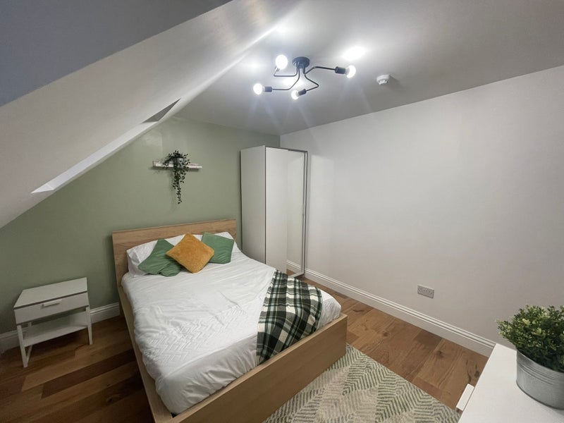 Room Como Road in Greater London