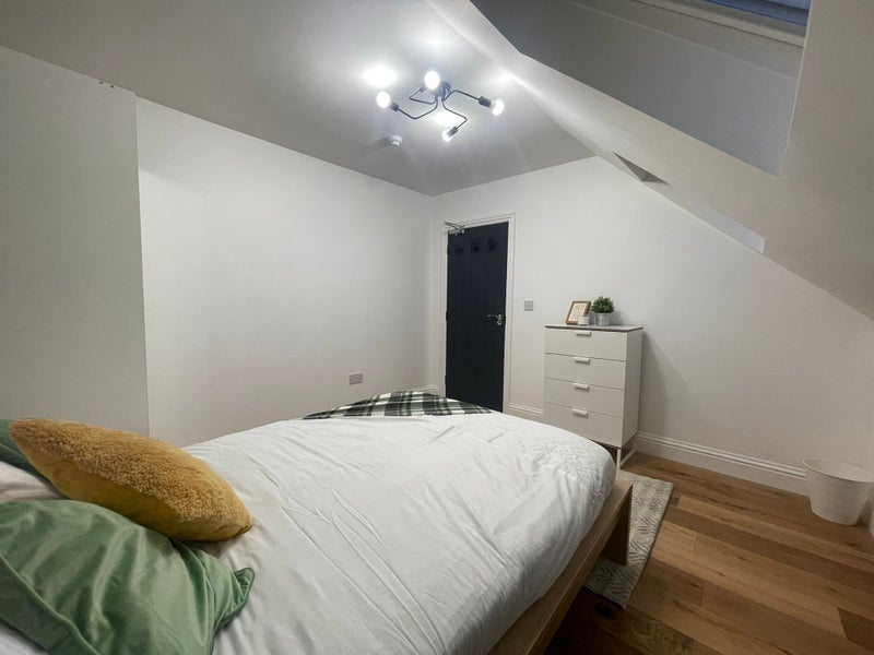 Room Como Road in Greater London