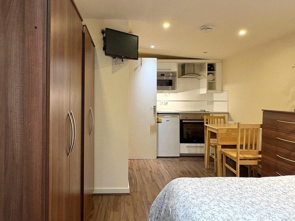 Flat Cranhurst Road in Greater London