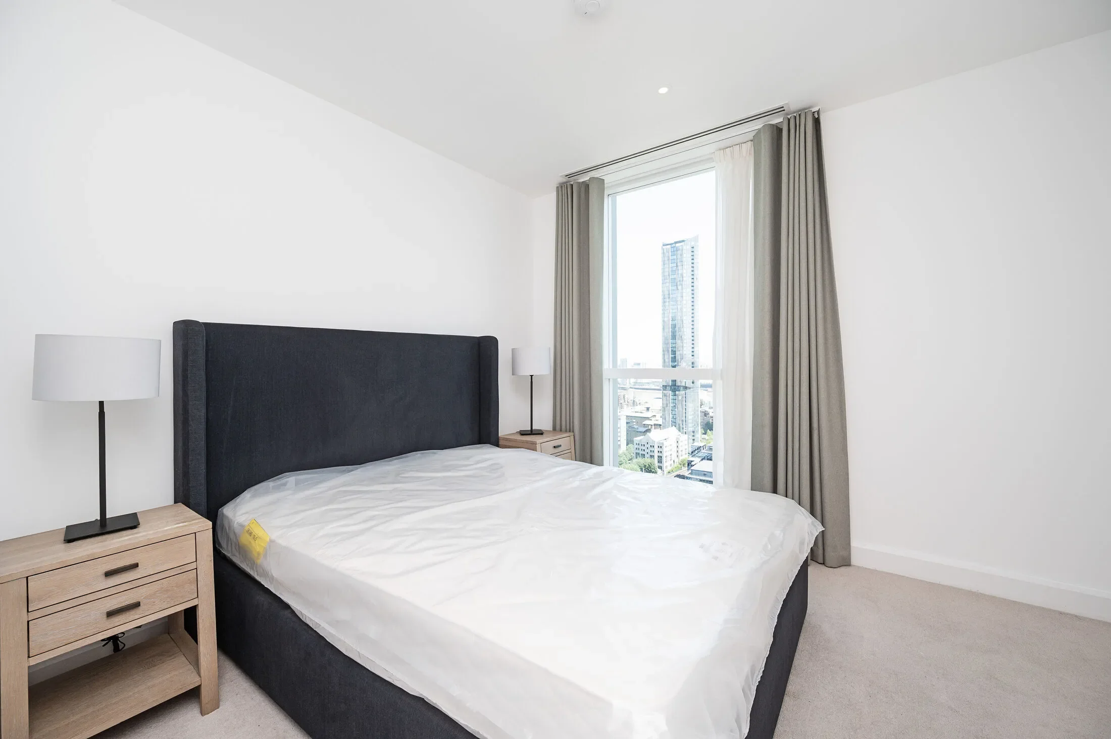 Flat Harbour Way in Greater London