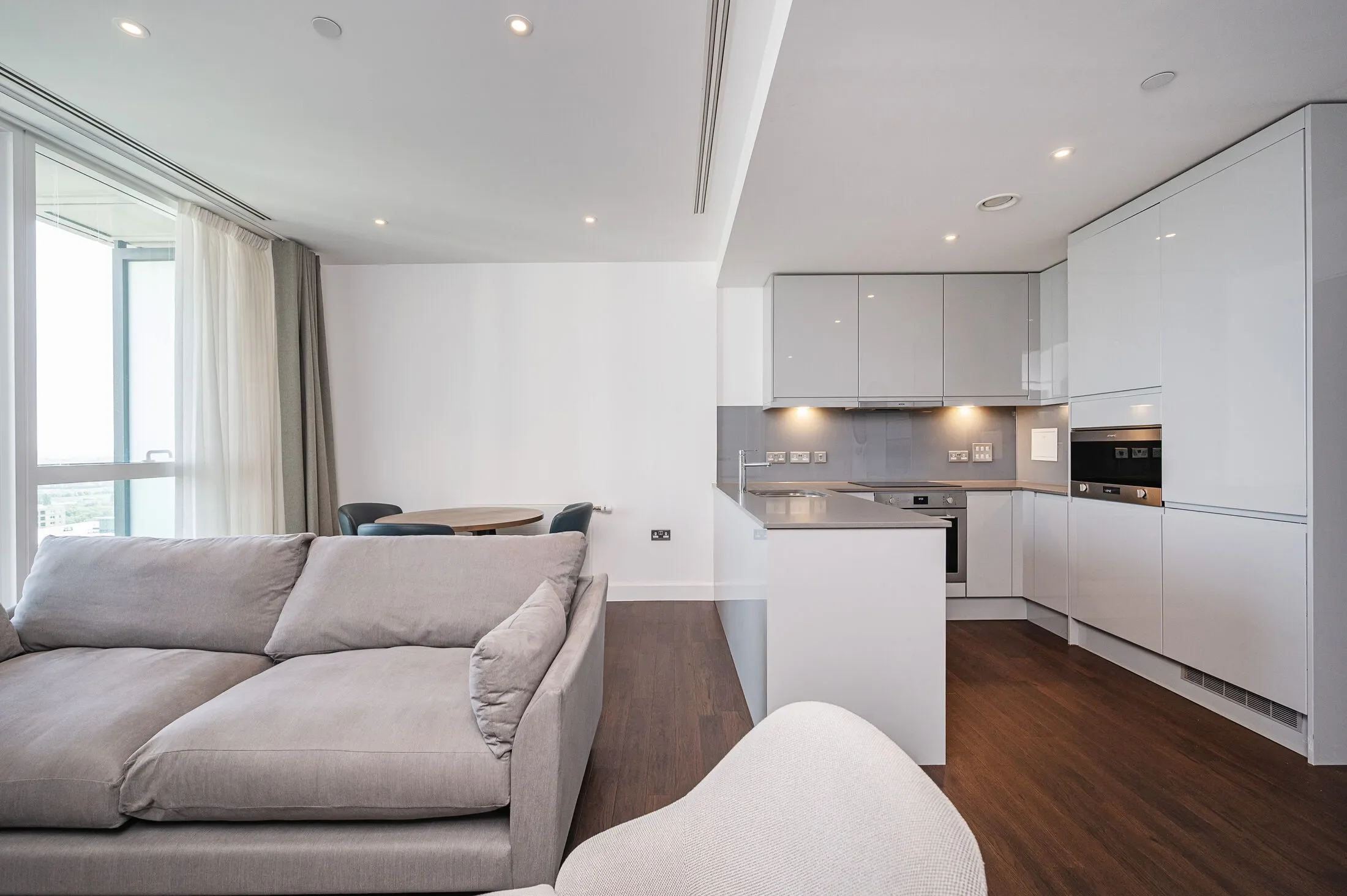 Flat Harbour Way in Greater London